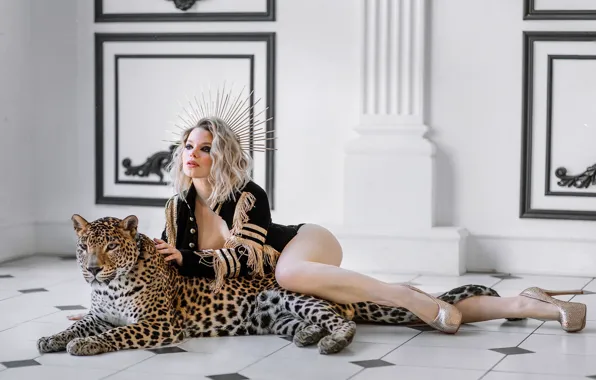 Картинка девушка, поза, ноги, хищник, леопард, туфли, дикая кошка, на полу