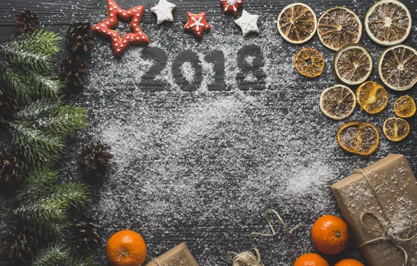 Ель, печенье, подарки, мандарин, цыфры, сухой апельсин, новый год 2018