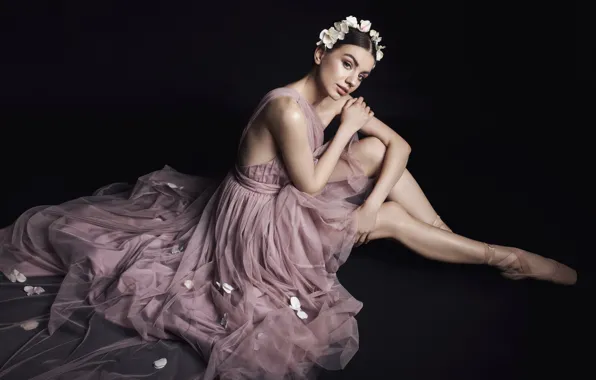 Картинка девушка, цветы, поза, платье, балерина, венок, Albina Huskic, фотограф Nadja Berberovic