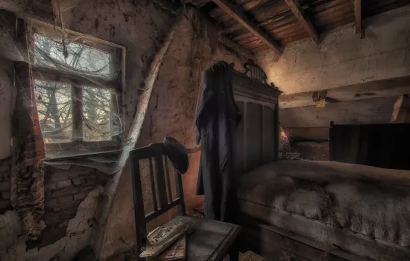 Кровать, окно, стул