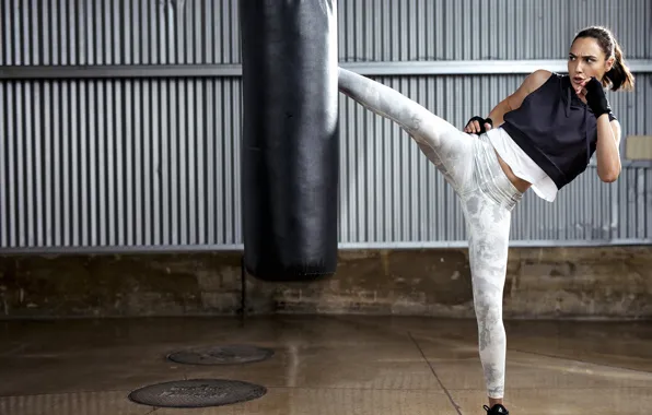 Gal Gadot Reebok 2560x1593