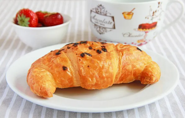 Клубника, выпечка, круассан