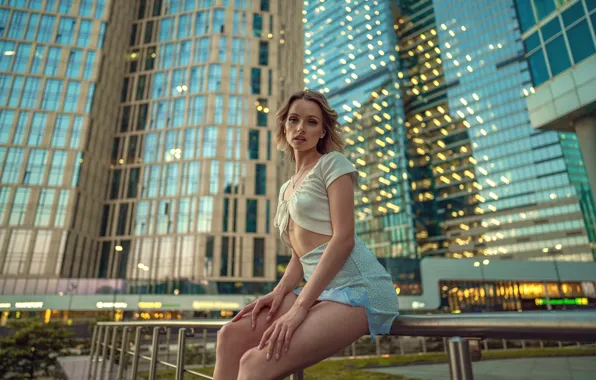 Картинка взгляд, девушка, город, поза, здания, Сергей Новожилов