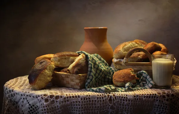 Молоко, кувшин, пирожки