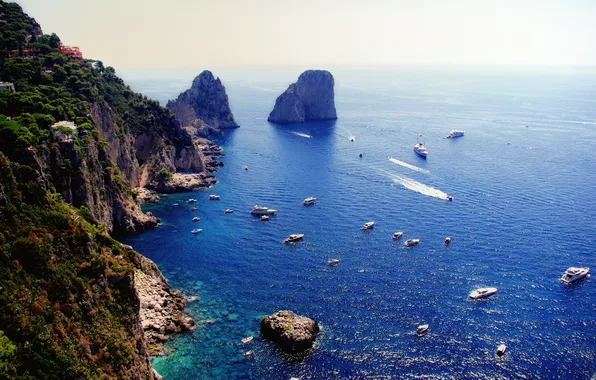 Картинка берег, Италия, катера, огромные, пароходы, захватывающие дух скалы, выступающие из глубин моря, удивительный пейзаж