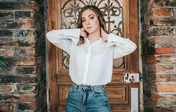 Картинка girl, young, beautiful, model, jeans, door, shirt, long-haired