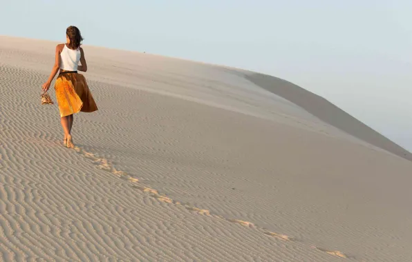 Skirt, dunes, shoes in hand, barefoot girl