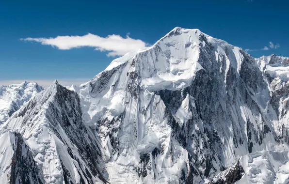 Небо, облака, снежные горы