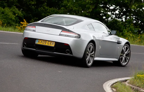 Картинка машина, Aston Martin, Vantage, вид сзади, V12