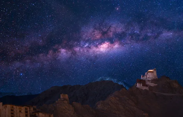 Звезды, ночь, Млечный Путь, монастырь, Намгьял Цемо, Джамму и Кашмир. Индия, княжество Ладакх