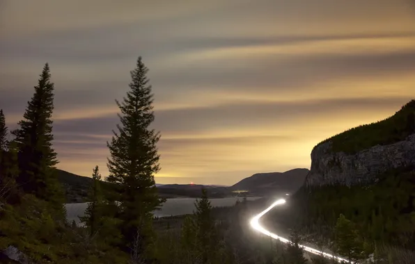 Картинка дорога, свет, горы, ночь, огни, трасса, Канада, Альберта