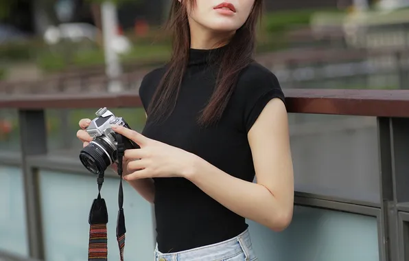 Азиатка, Фотоаппарат, Футболка