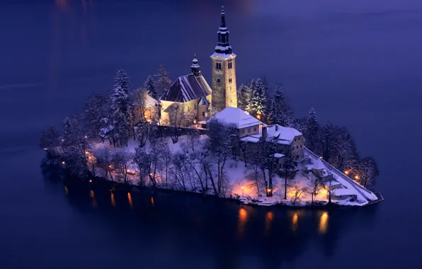 Картинка зима, снег, деревья, огни, озеро, остров, башня, дома