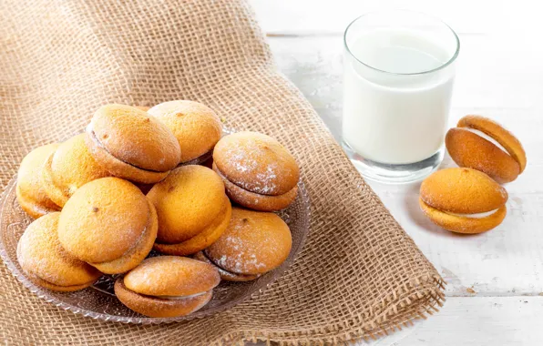 Стакан, молоко, печенье