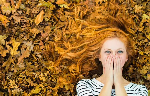 Картинка осень, листья, девушка, радость, смех, рыжеволосая