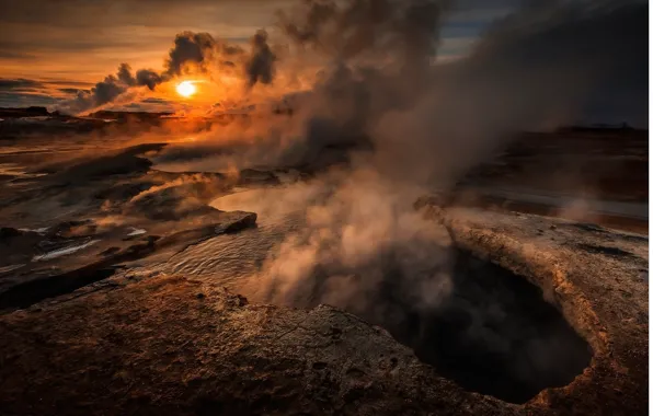 Картинка солнце, закат, озеро, дым, гора, вулкан, расщелина, пар