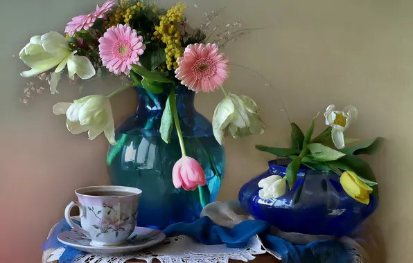 Картинка цветы, чай, тюльпан, букет, чашка, ваза, натюрморт, гербера