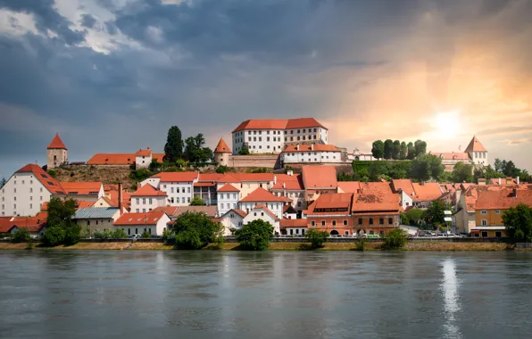 Солнце, облака, город, берег, здания, дома, домики, водоем