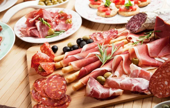 Мясо, доска, оливки, колбаса, бекон