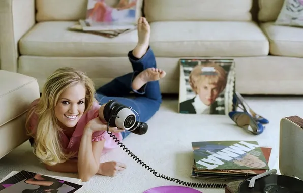 Картинка диван, босиком, наушники, блондинка, туфли, винил, певица, Carrie Underwood
