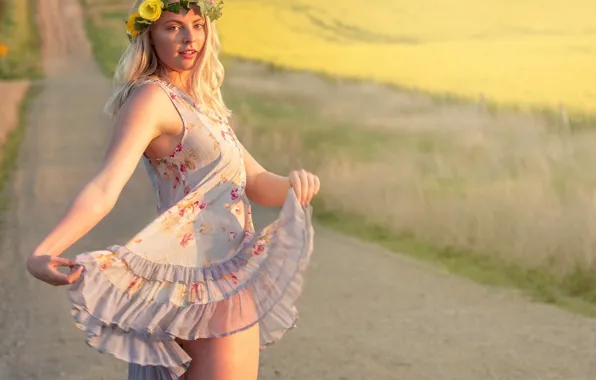 Картинка дорога, лето, платье, венок