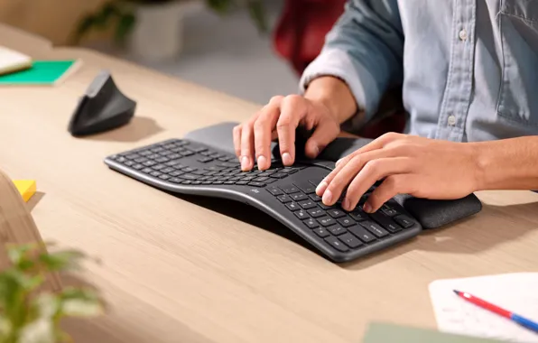 Картинка Руки, Мужчина, Logitech, Блютус, Эргономичная клавиатура, Bluetooth Ergonomic Keyboard, Logitech ERGO K860