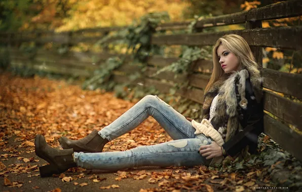 Картинка осень, листья, поза, парк, модель, забор, портрет, джинсы