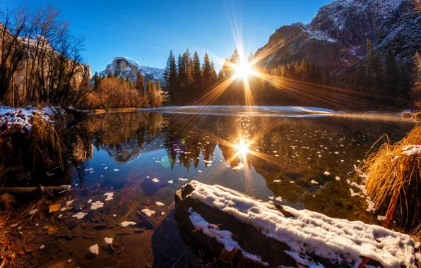Картинка лес, вода, снег, горы, отражение, Калифорния, США, лучи солнца