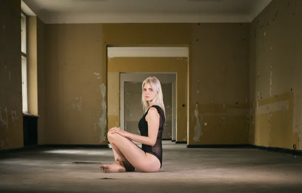 Картинка взгляд, девушка, сидит