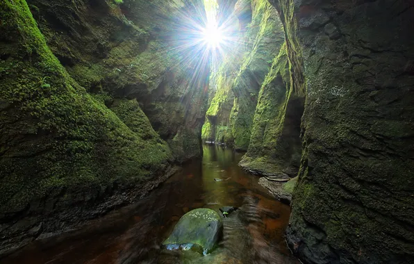 Картинка зелень, вода, камни, скалы, мох, Шотландия, проход, лучи солнца
