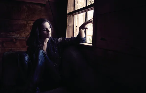 Брюнетка, сидит, фотосессия, у окна, Lana Del Rey, Лана Дель Рей, Madame Figaro, James White