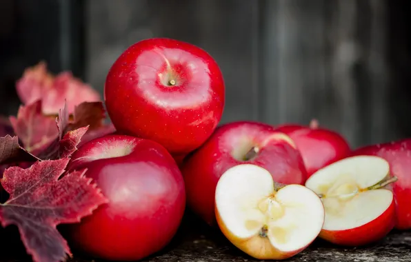 Осень, листья, урожай, красные сочные яблоки