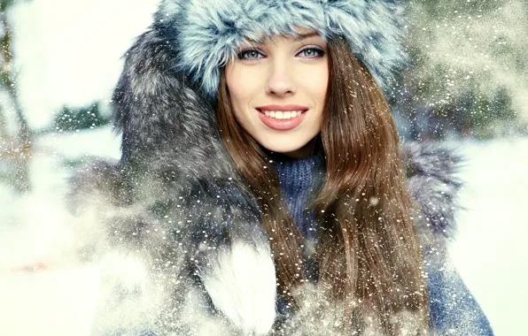 Картинка взгляд, снег, зима, шатенка, улыбка, шапка, зеленоглазая, мех