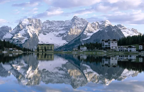 Картинка горы, город, отражение, дома, городок, снег. озеро