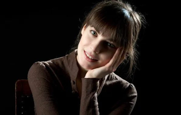 Взгляд, поза, улыбка, фон, черный, макияж, актриса, smile