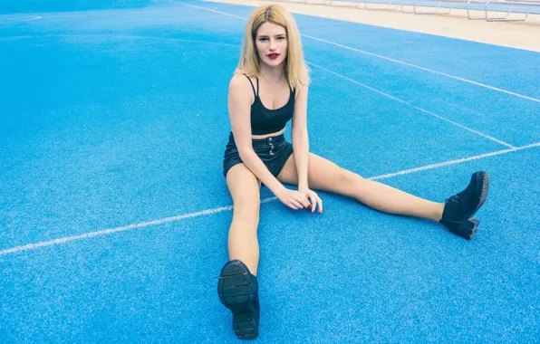 Джинсовые шорты, denim shorts, яркая помада, черный топ, длинноногая блондинка, black top, sitting girl, сидящая …