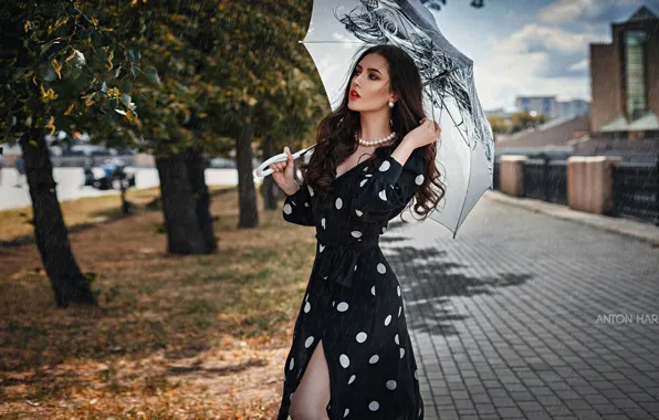 Картинка девушка, поза, дождь, зонт, платье, Антон Харисов, Мария Башмакова