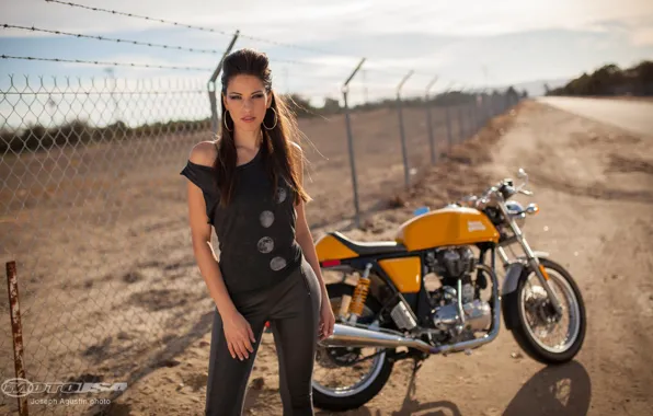 Девушки, девушка Raquel, позирует над мотоциклом Royal Enfield Continental GT