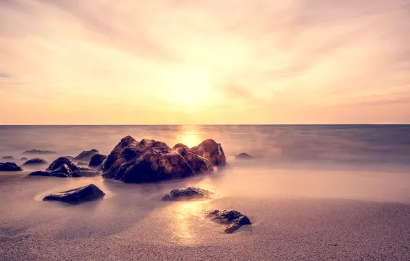 Картинка песок, море, закат, камни