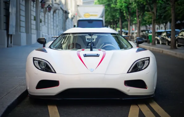 Картинка белый, деревья, машины, улица, перед, фургон, суперкар, white, supercar, cars, front, tree, street, агера р, …