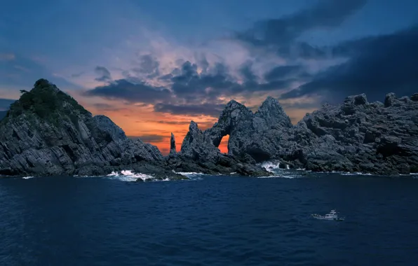 Картинка море, пейзаж, закат, тучи, природа, скалы, лодка, Корея