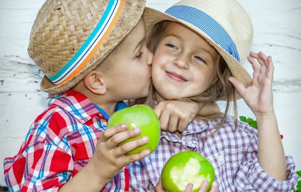 Картинка радость, дети, яблоки, поцелуй, шляпа, мальчик, девочка