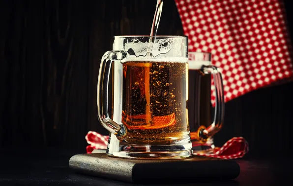 Картинка стекло, свет, пиво, полотенце, кружка, струя, подставка, алкогольный напиток