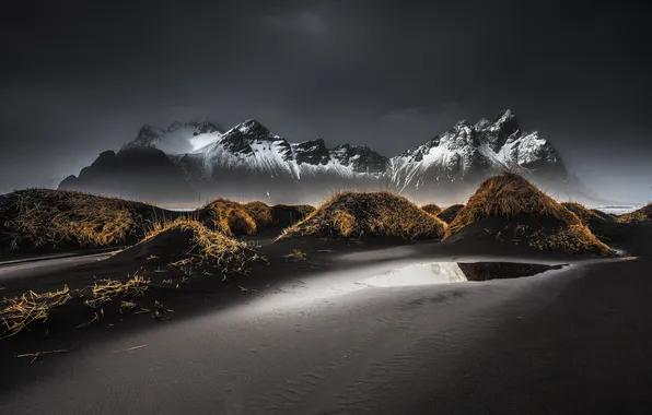 Картинка трава, горы, Исландия, Vestrahorn, Stockksness, чёрный песок, темные тучи