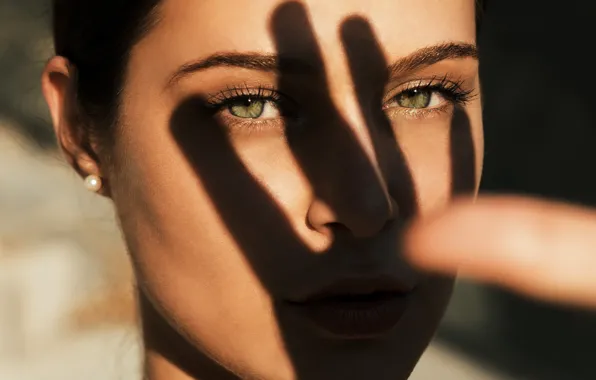 Картинка girl, Model, green eyes, photo, lips, face, brunette, hand