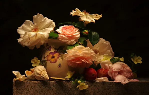 Картинка цветы, стол, розы, лепестки, ракушка, ваза, черный фон, натюрморт