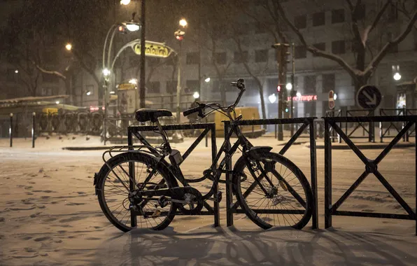 Картинка зима, ночь, велосипед, улица, Франция, Париж, ограждение, фонари