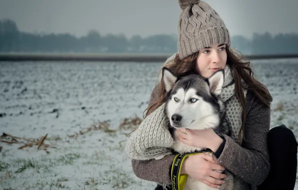 Картинка зима, поле, девушка, настроение, шапка, собака, шарф, дружба