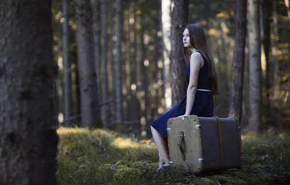 Лес, девушка, чемодан