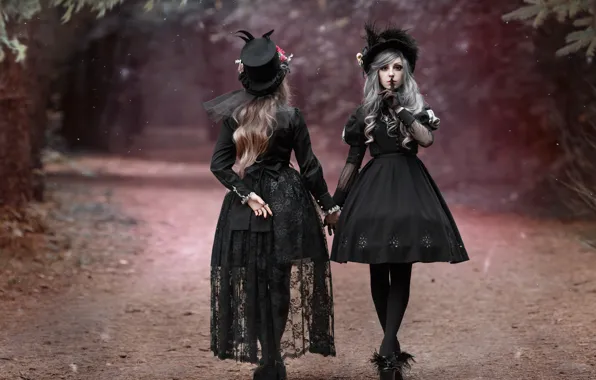 Картинка дорога, стиль, шляпки, две девушки, жест, в чёрном, платья, фотограф Светлана Никотина
